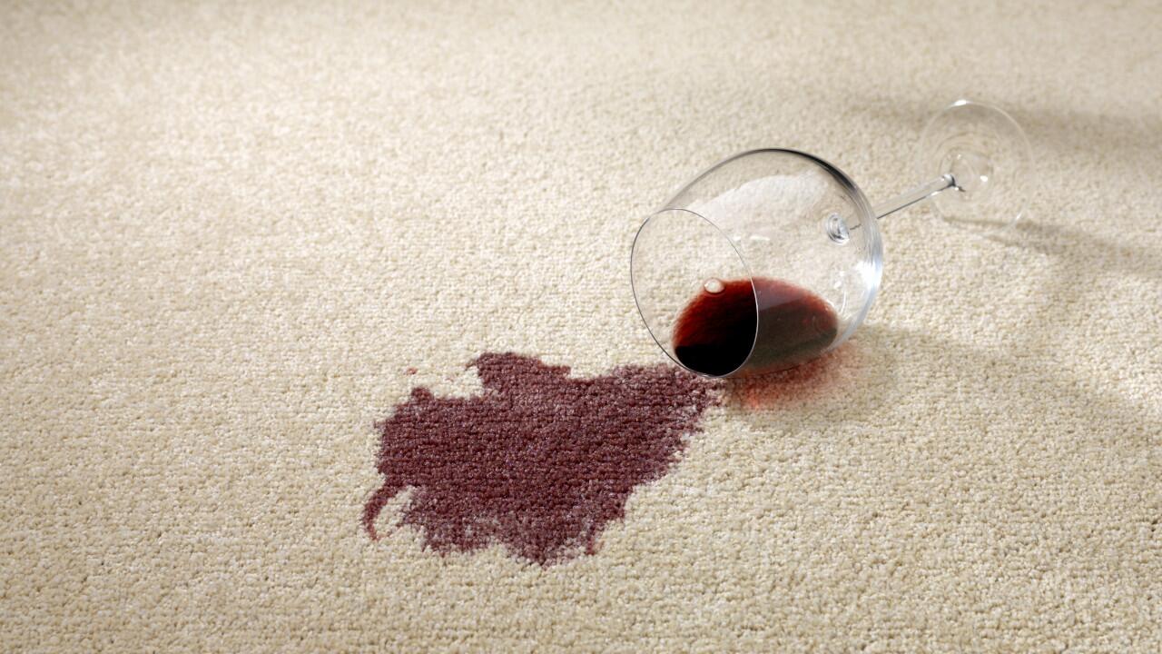 Um Rotweinflecken aus Teppich oder Kleidung zu entfernen, sollten Sie zügig handeln.