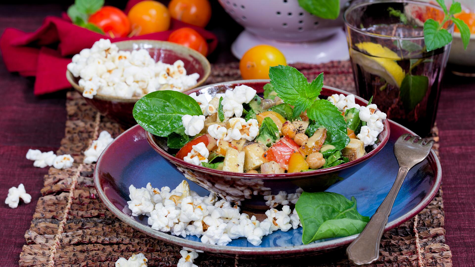 Ungewöhnlich, aber lecker: Ein Rezept für Spinatsalat mit Popcorn