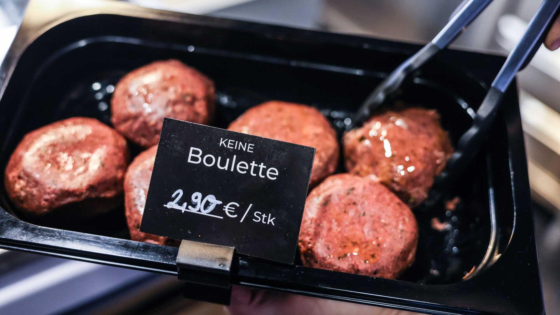 Vegane Buletten liegen in der Veganen Metzgerei in der Auslage. 
