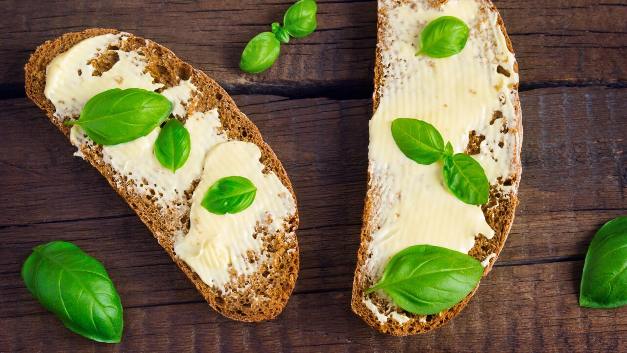 Vegane Butter hat im Vergleich zu echter Butter die bessere Klimabilanz.