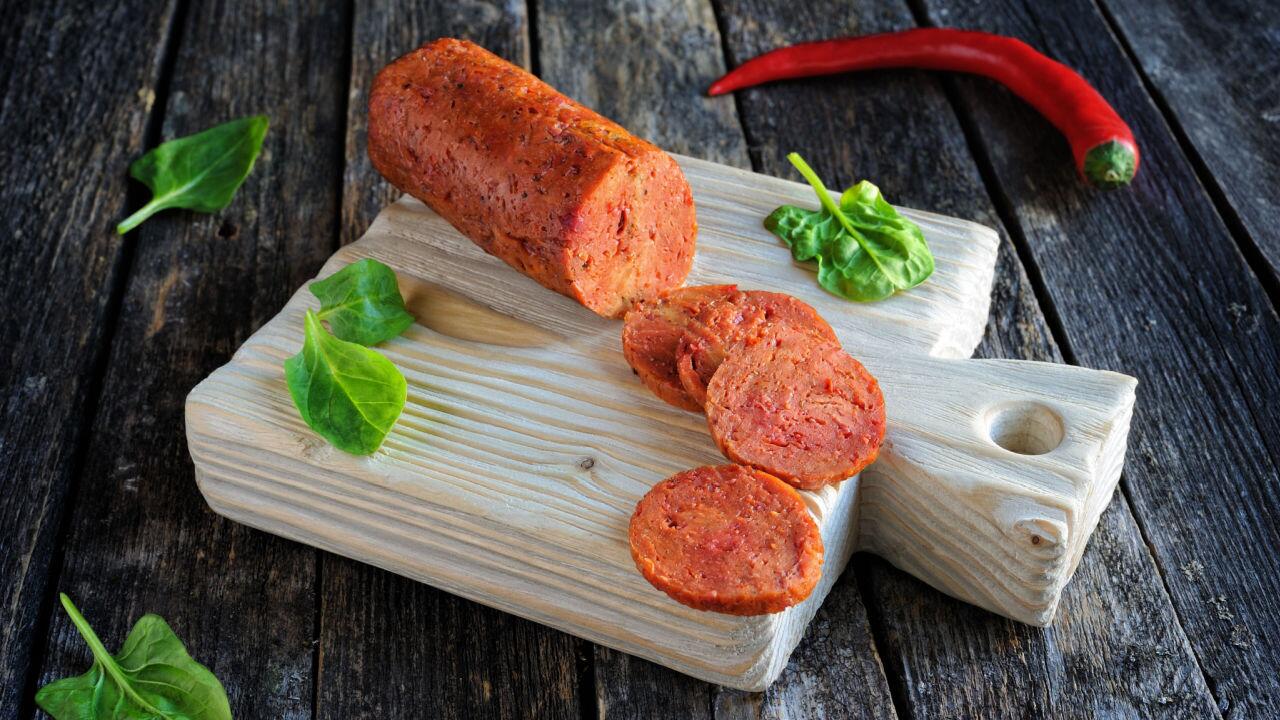 Vegane Wurst können Sie auch selber machen und ganz nach Belieben würzen.