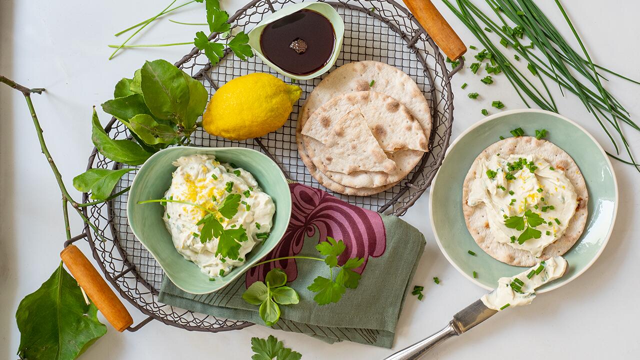 Veganer Frischkäse mit Frühlingskräutern: ein einfaches Rezept