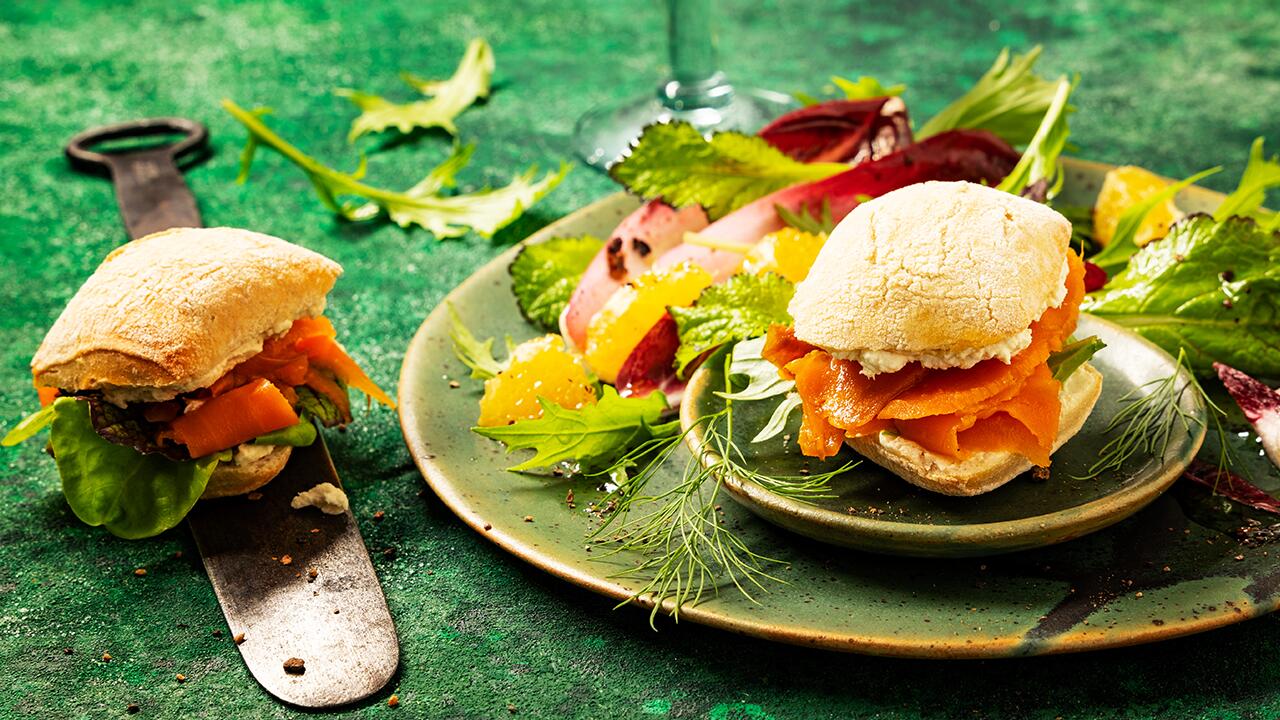 Veganer Lachs-Miniburger mit Endiviensalat eignet sich gut als weihnachtliche Vorspeise.