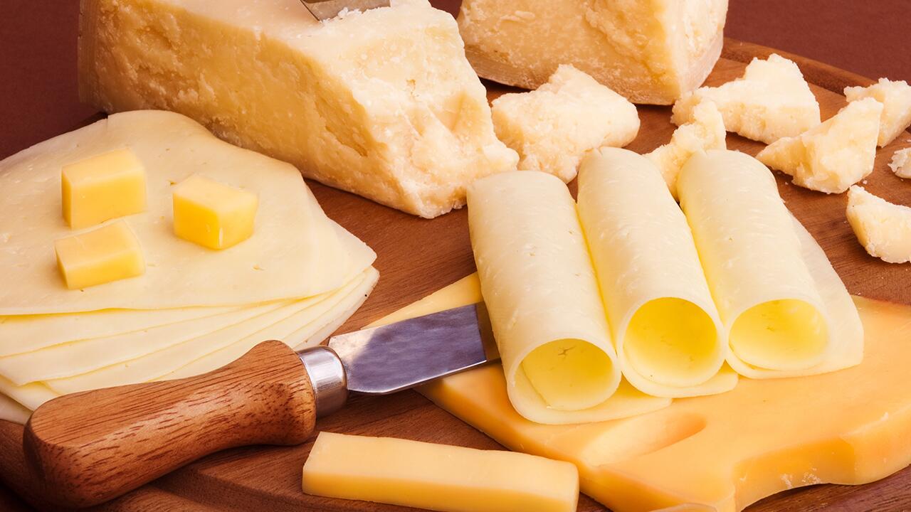 Vegetarier, aufgepasst: Wer auf tierische Produkte verzichten will, kann nicht jeden Käse bedenkenlos essen. 