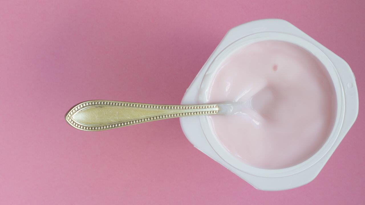Erdbeerjoghurt im Stichproben-Test: Verbraucherzentrale kritisiert zu viel Zucker, zu wenig Frucht