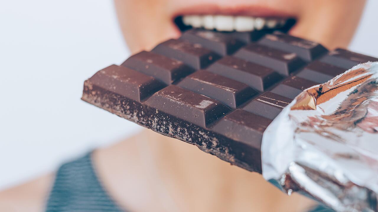 Verführerisch: Bitterschokolade hat den Ruf, gesünder zu sein als helle Schokolade.