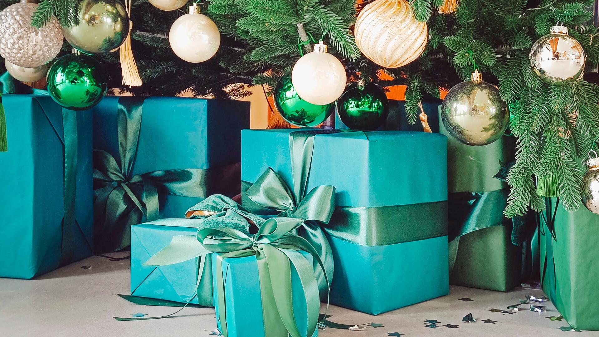 Verpackte Geschenke unterm Weihnachtsbaum Verpackte Geschenke unterm Weihnachtsbaum