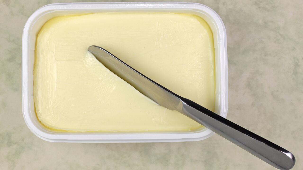 Verpackungen von Margarine sollten Sie nicht auswaschen, um andere Lebensmittel darin aufzubewahren.