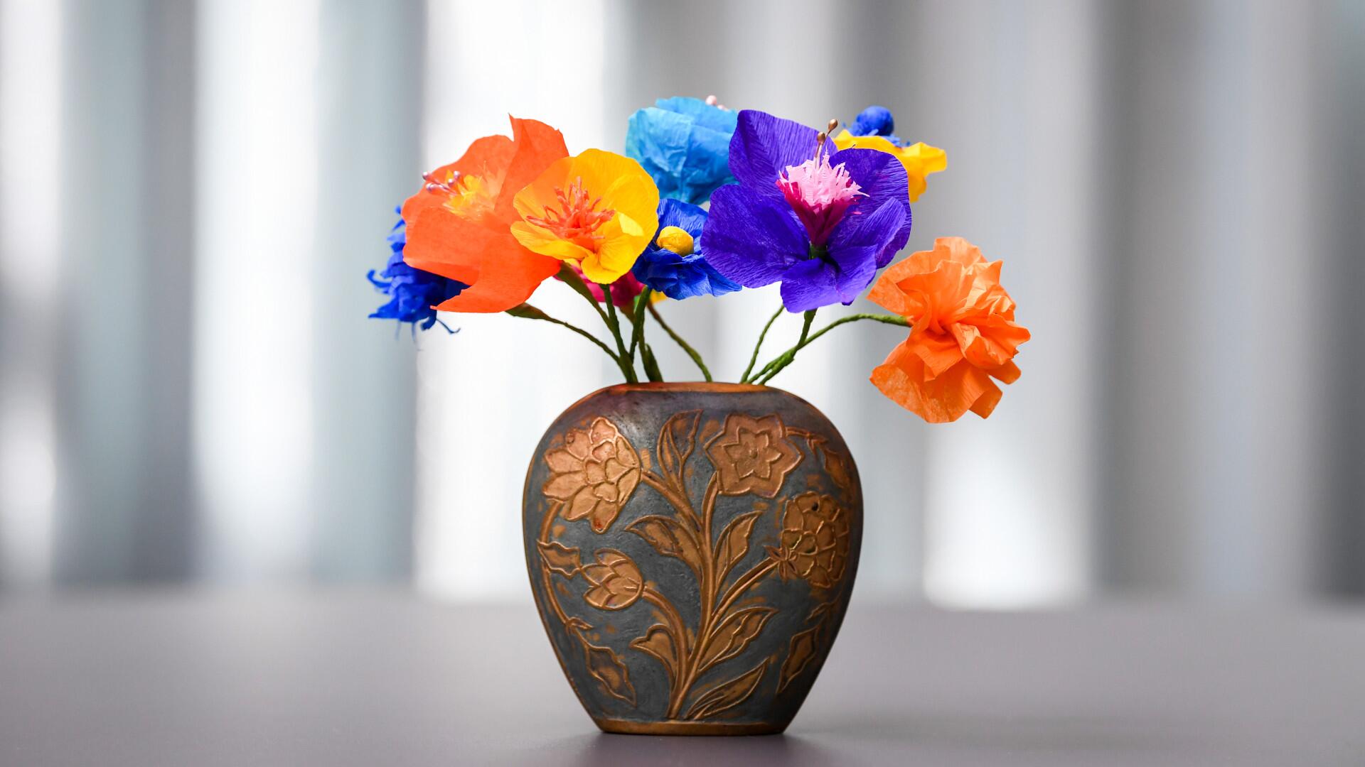 Verwelkt nie: So basteln Sie einen Blumenstrauß aus Krepppapier