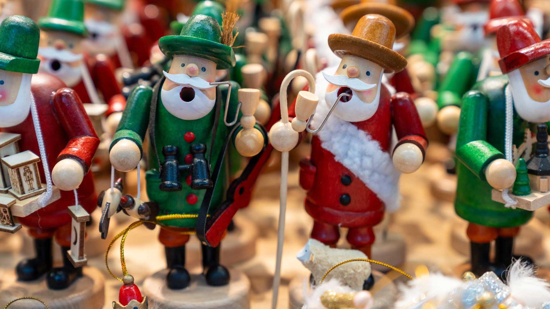 Viele Räuchermännchen, rot und grün bemalt, sind aufgreiht