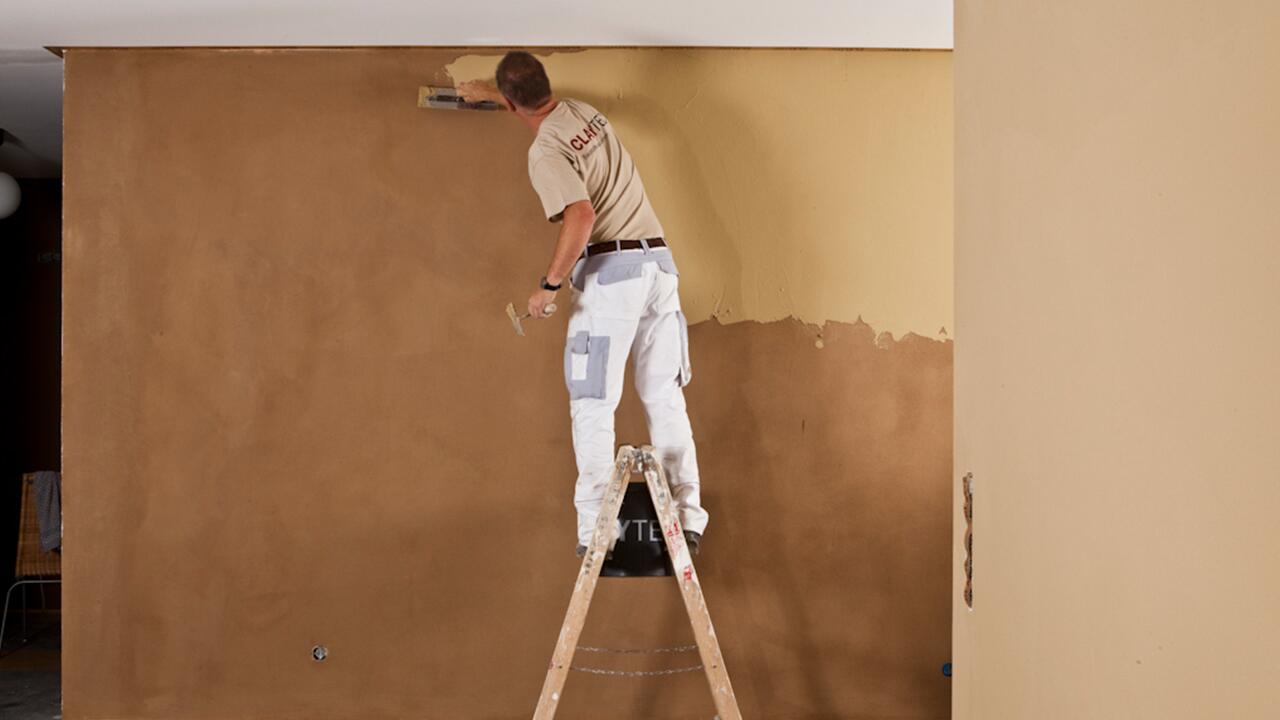 Wände verputzen mit Lehmputz: Wir geben Tipps, wie es einfach und leicht gelingt.