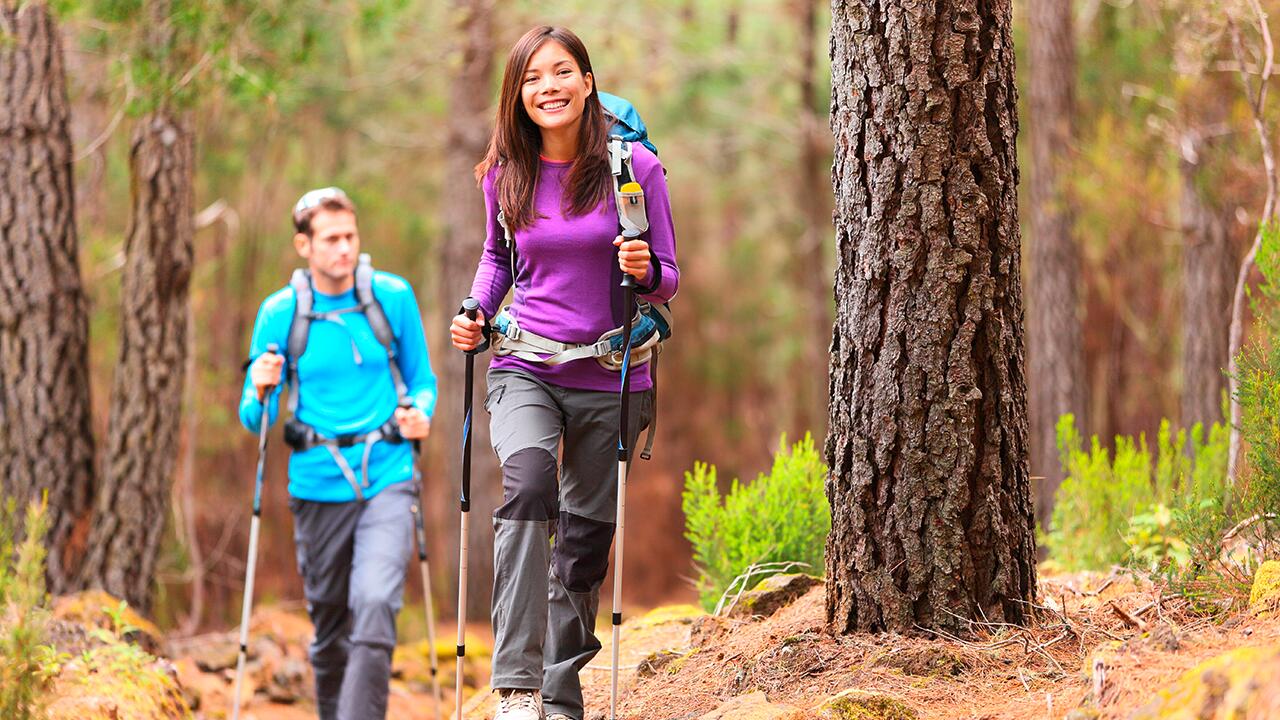 Wandern macht vor allem im Herbst Spaß, wenn die Temperaturen etwas angenehmer geworden sind.