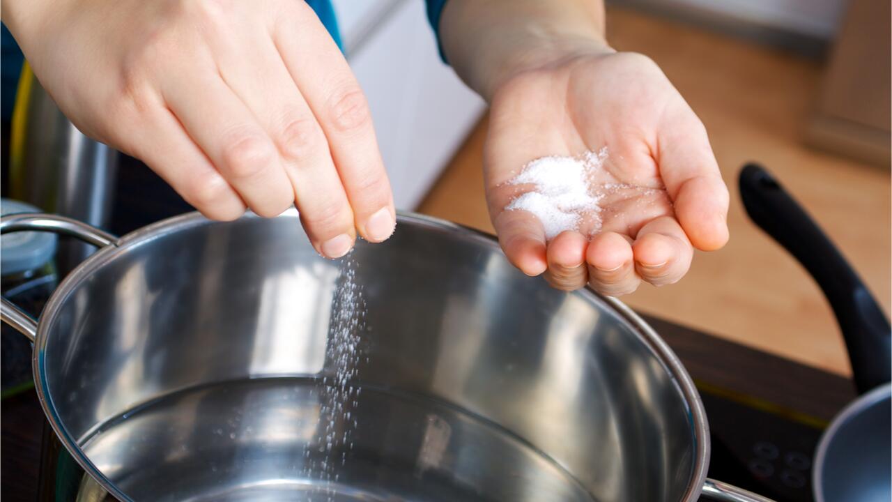 Wann kommt beim Kochen von Nudeln das Salz ins Wasser?