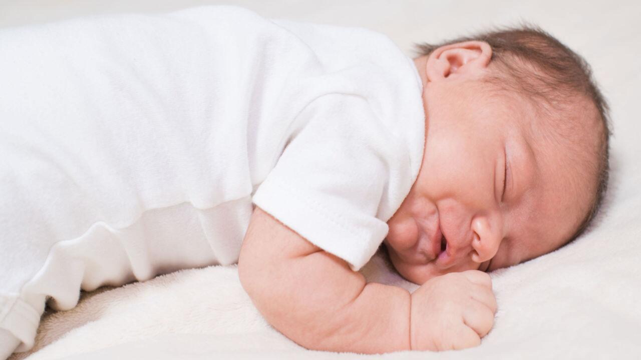 Warum Babys nicht auf dem Bauch schlafen sollten