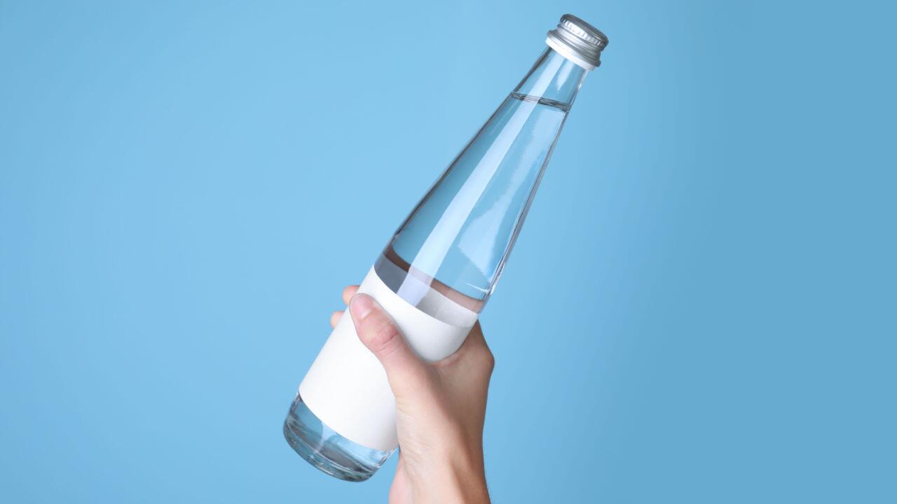 Wasser in Glasflaschen: Deshalb schmeckt es frischer & klarer