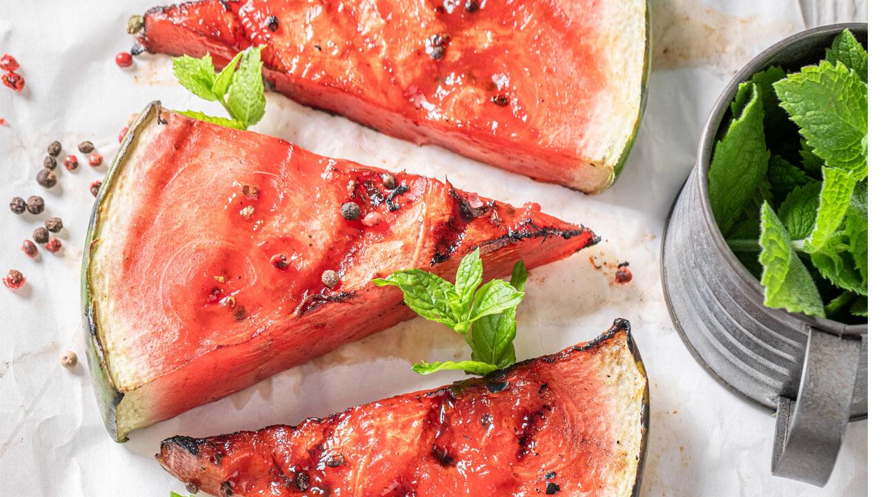 Wassermelone schmeckt im Sommer auch gegrillt köstlich.