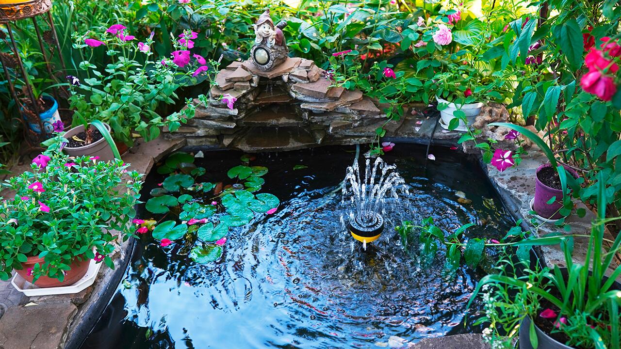 Wasserspeicher im Garten sammeln Regenwasser und dienen als Reserve in Trockenzeiten.