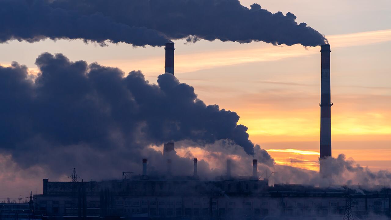 Weniger Emissionen könnten sich schneller rechnen, als oft behauptet wird.