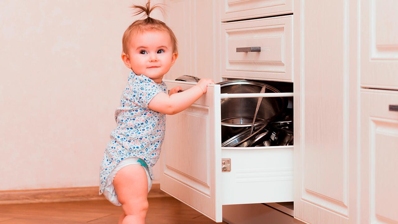 Wenn Kinder anfangen zu krabbeln, wird es Zeit die Wohnung kindersicher zu machen.