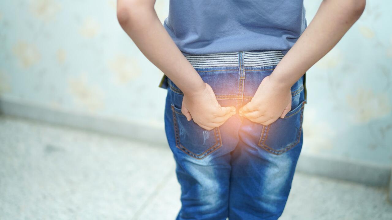 Wenn Kinder sich häufig am Po kratzen, kann das ein Hinweis auf Würmer sein.