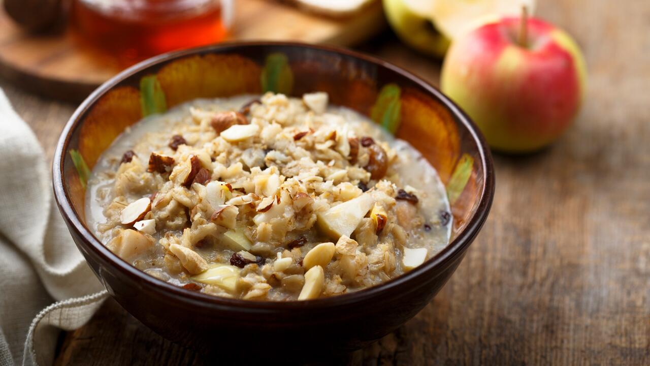 Wenn Sie Bircher Müsli selber machen möchten, zeigen wir das Rezept für den Klassiker.