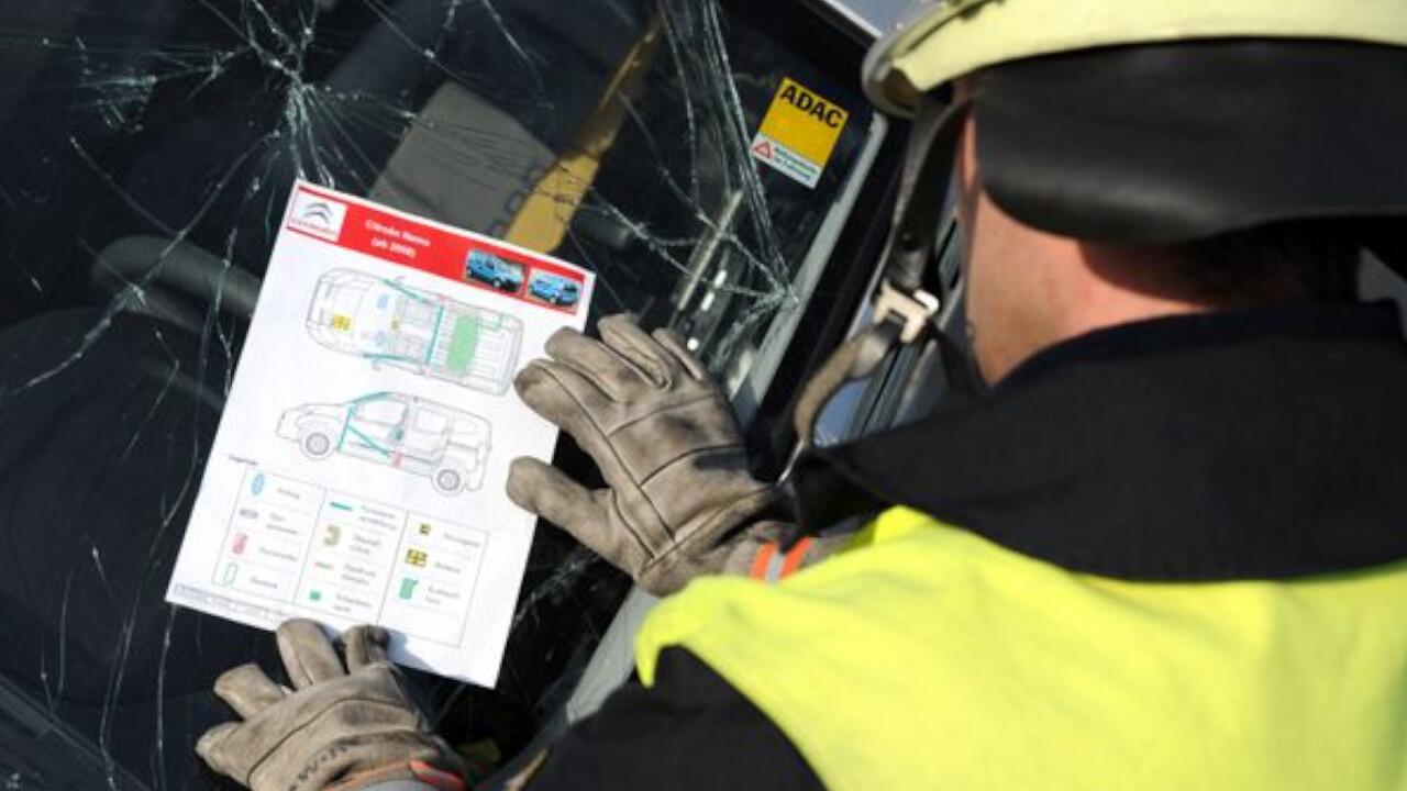 Wenn Sie eine Rettungskarte ins Auto legen, unterstützen Sie Rettungskräfte im Falle eines Unfalls.