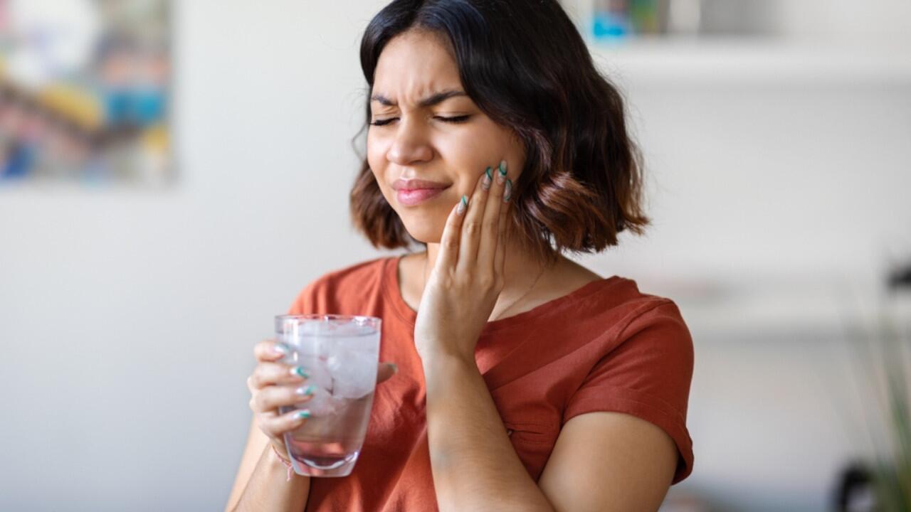 Wenn ein kaltes Getränk Schmerzen verursacht, könnten Sie unter schmerzempfindlichen Zähnen leiden.
