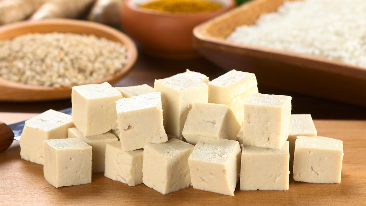 Wer Tofu isst, tut sich selbst und der Umwelt etwas Gutes.