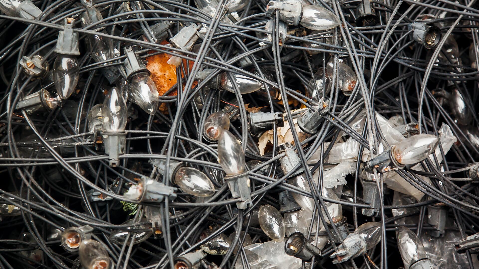 Ausgeleuchtet: Wie entsorgt man kaputte Lichterketten?