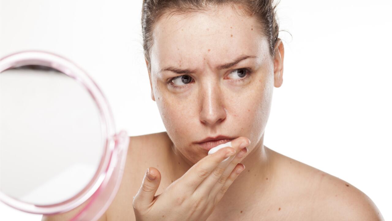 Wie lange ist abgelaufene Kosmetik wie Hautcreme noch haltbar?