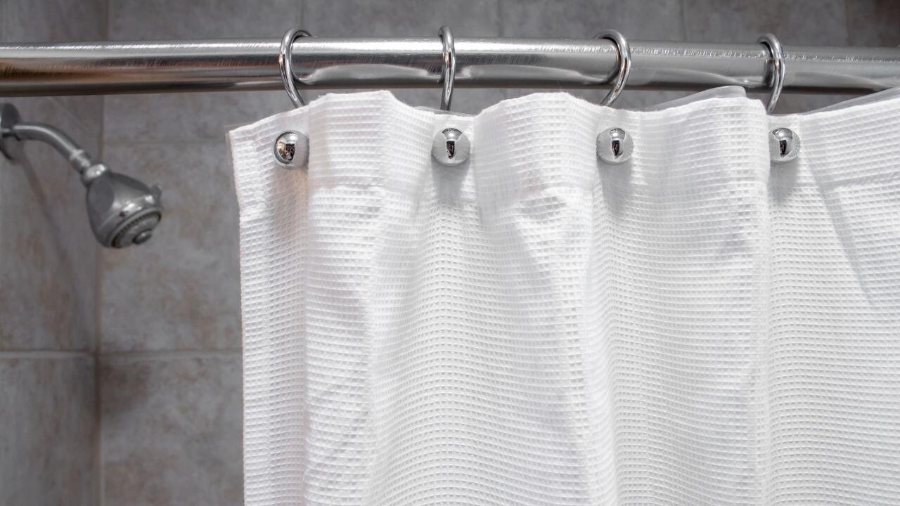 Wie oft Duschvorhänge waschen? Was Sie beim Reinigen beachten sollten