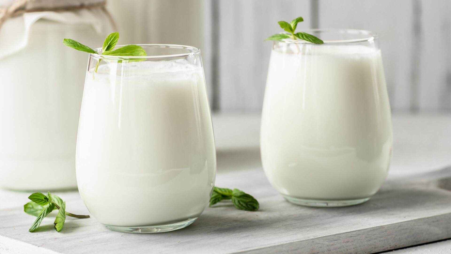 Wie unterscheidet sich Buttermilch von Kefir und Ayran?