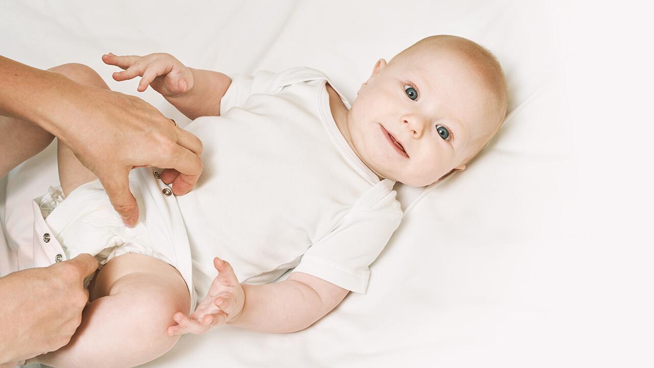 Windeldermatitis: Das hilft gegen wunde Haut am Babypopo