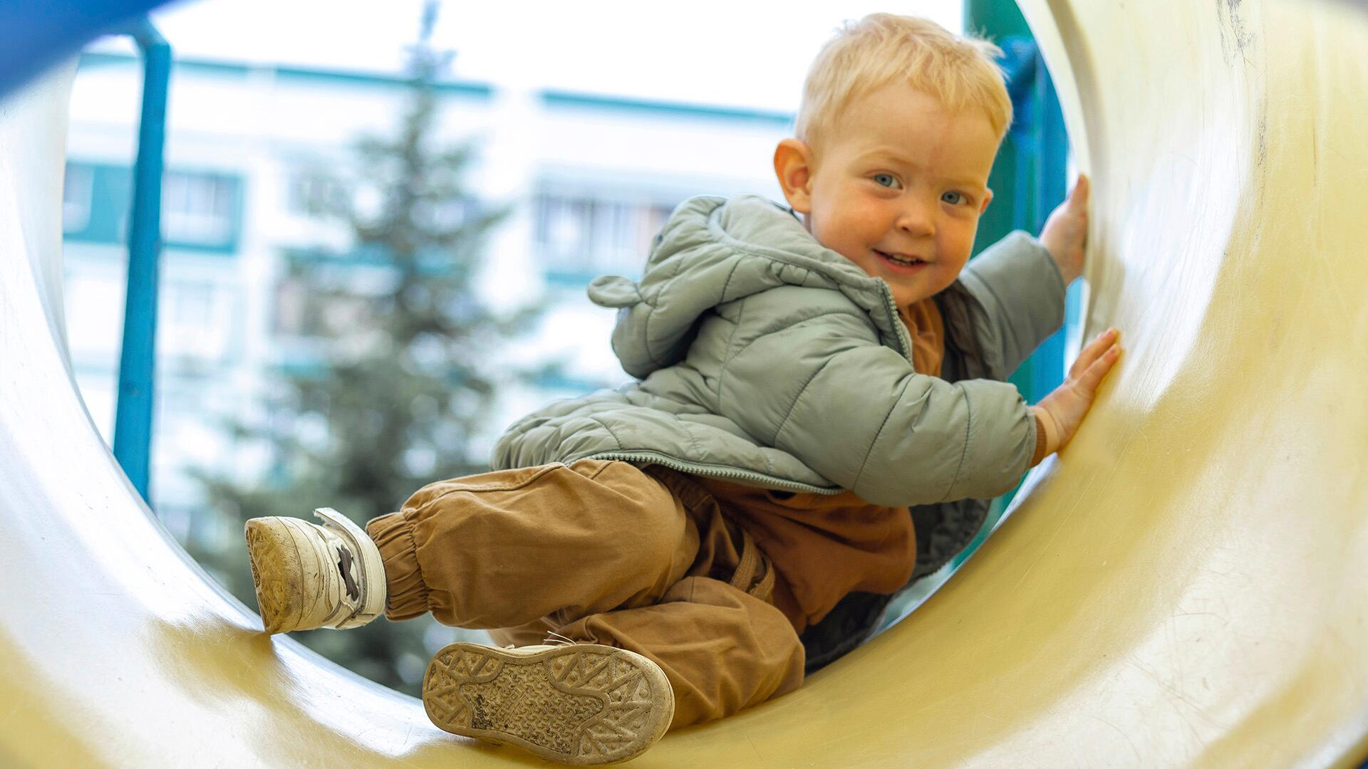Wir haben 15 Kinderjacken im Labor auf Schadstoffe untersuchen lassen. 