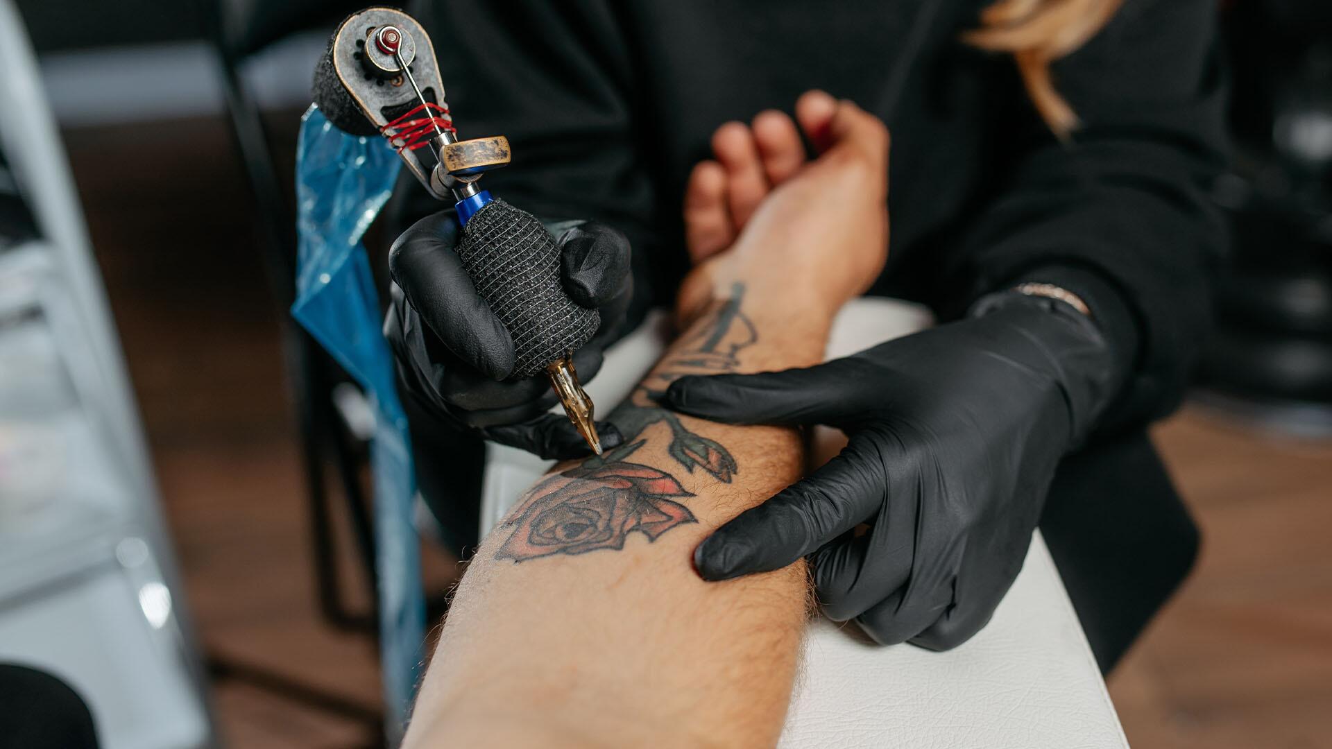 Wir haben 15 Tattoofarben im Labor auf gesundheitsschädliche Stoffe untersuchen lassen.