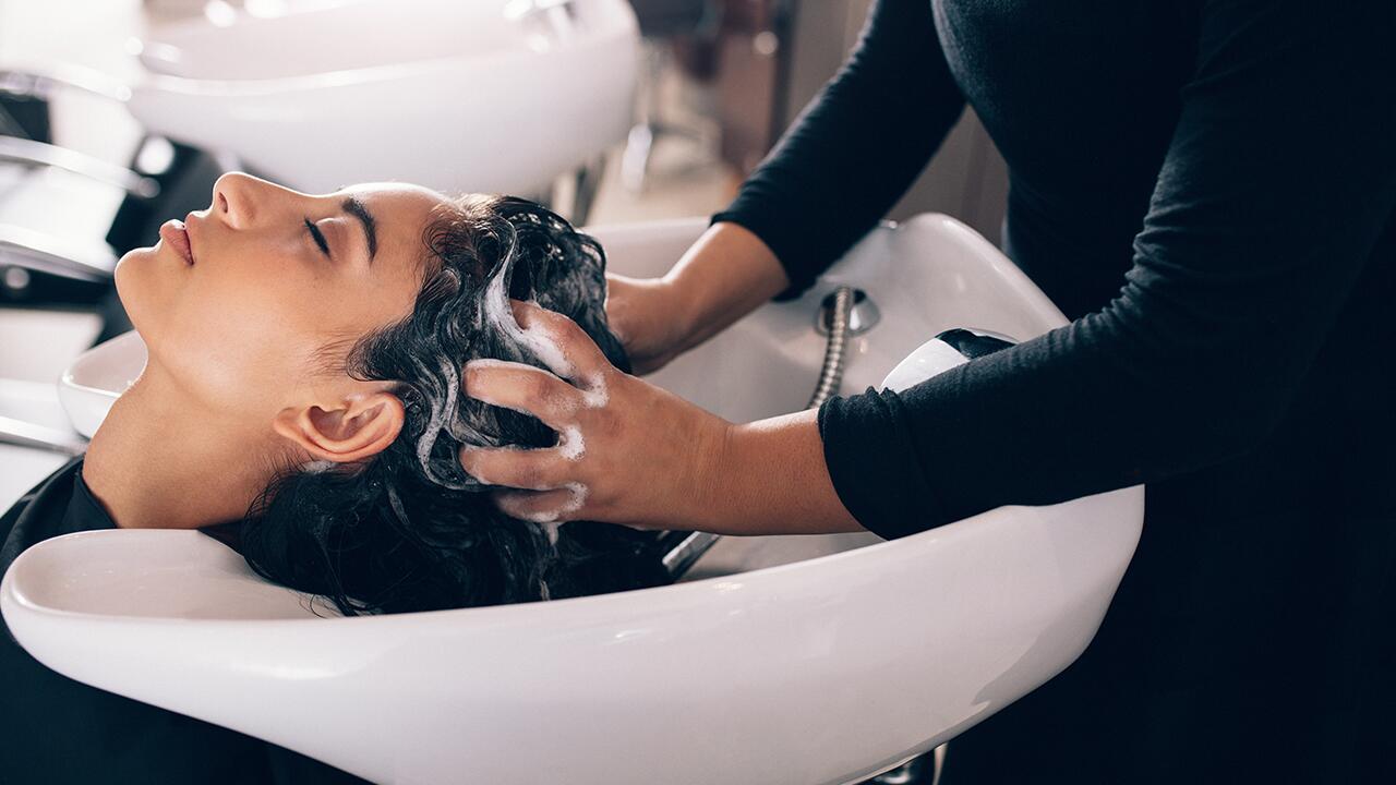 Wir haben 29 Shampoos und Haarpflegemittel vom Friseur getestet. Das Ergebnis ist enttäuschend.