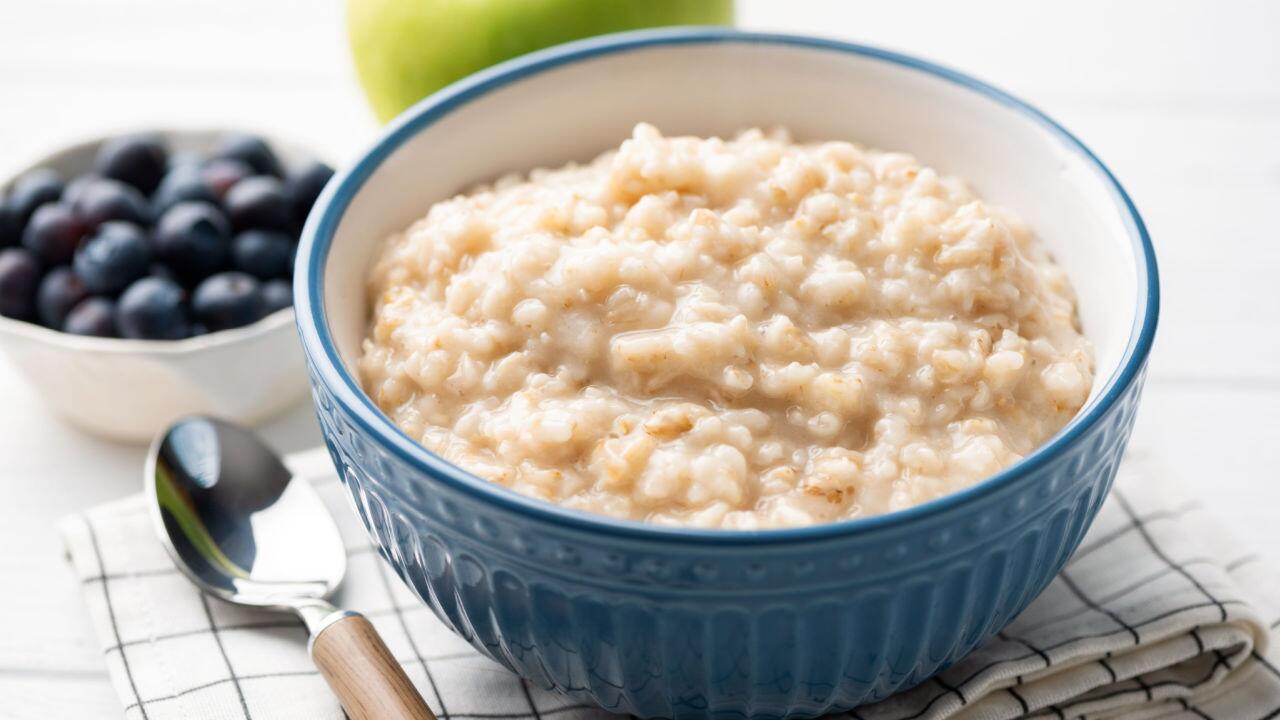 Wir zeigen Ihnen ein Rezept für Haferschleim mit zwei einfachen Varianten.