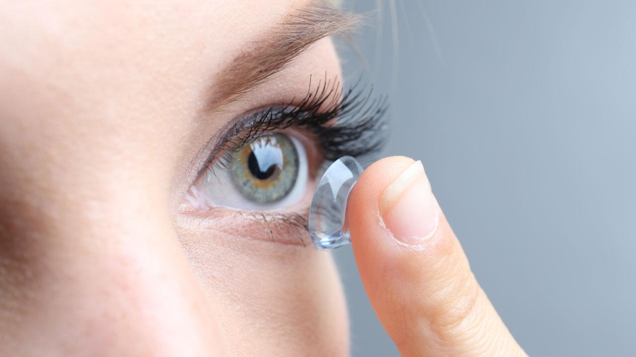 Wohin mit getragenen Kontaktlinsen? Falsch entsorgt können die Linsen zum Umweltproblem werden.