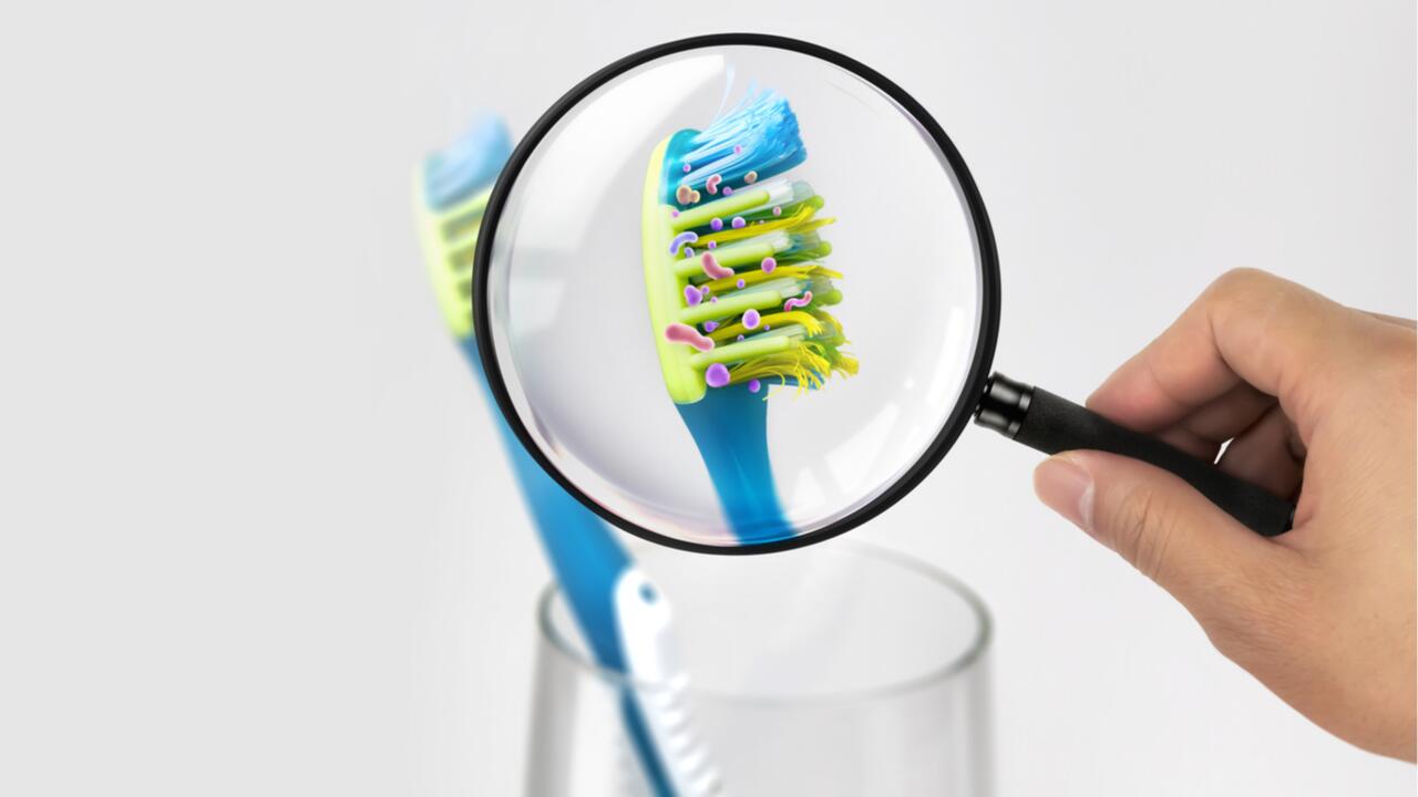 Zahnbürste und Zahnputzbecher als Keimfallen: Wir haben Tipps gegen Bakterien und Schimmel.