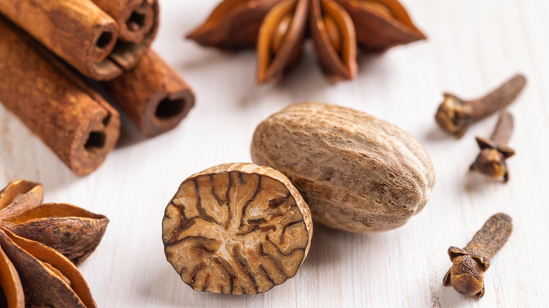 Zimt, Nelken und Muskat verfeinern mit ihrem Aroma im Herbst viele Gerichte. Zimt, Nelken und Muskat verfeinern mit ihrem Aroma im Herbst viele Gerichte.