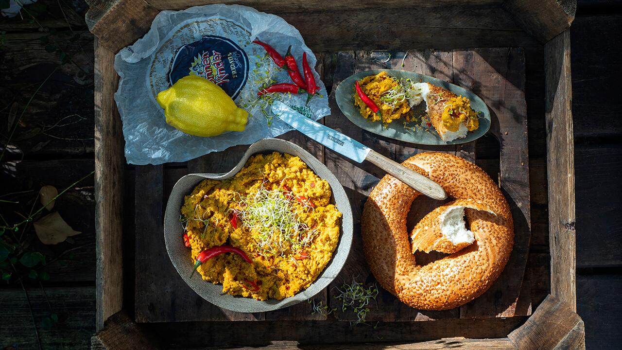 Zu dem Hummus mit Chili und Ingwer passen sehr gut Sesamkringel.