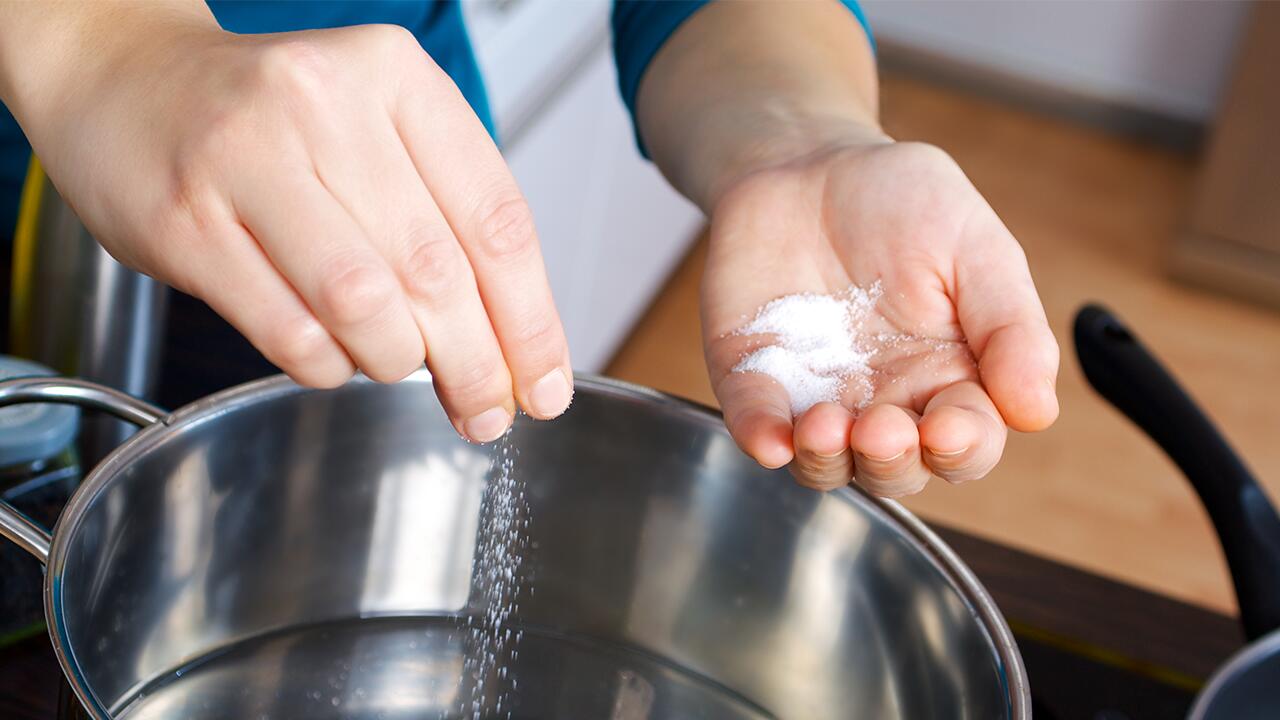 Zu viel Salz essen kann zum Problem für die Gesundheit werden.