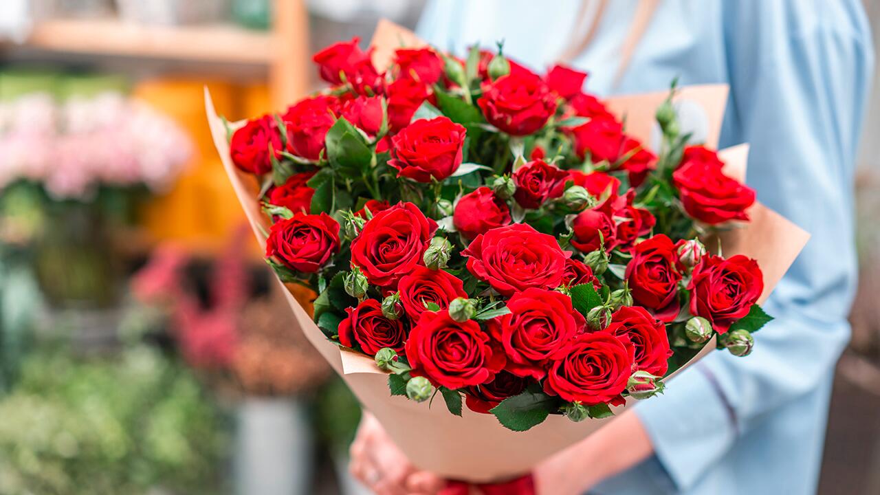Zum Valentinstag werden gerne Rosen verschenkt. Besonders umweltfreundlich ist das allerdings nicht.