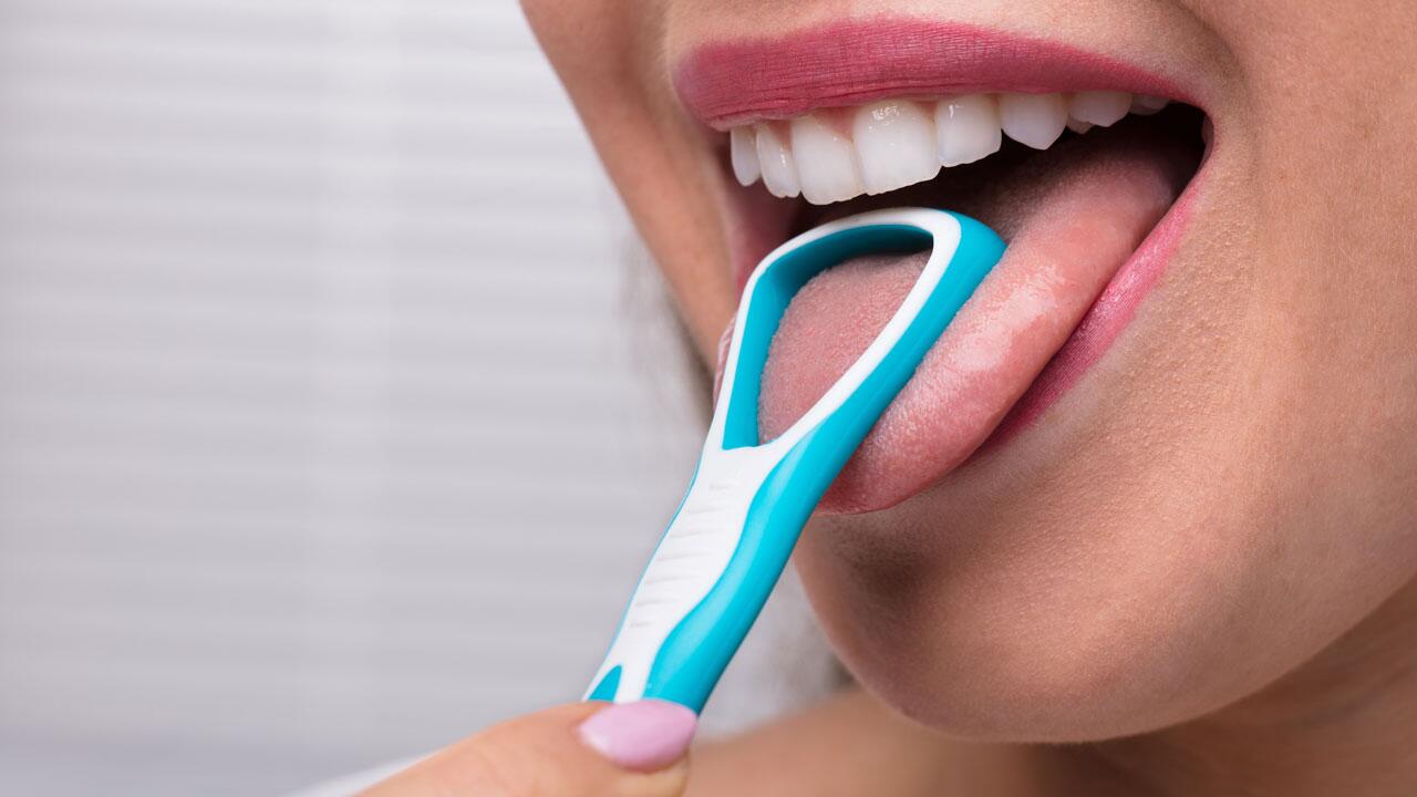 Zunge reinigen: Warum, wie und wie oft Sie die Zunge putzen sollten.