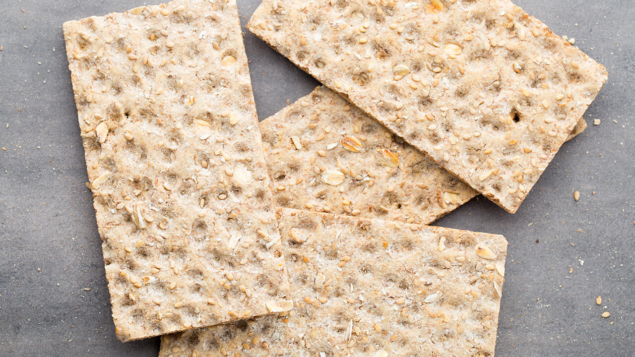 Knäckebrot besteht aus nur wenigen Zutaten – Roggenvollkorn, Wasser und Salz.. Knäckebrot besteht aus nur wenigen Zutaten – Roggenvollkorn, Wasser und Salz..