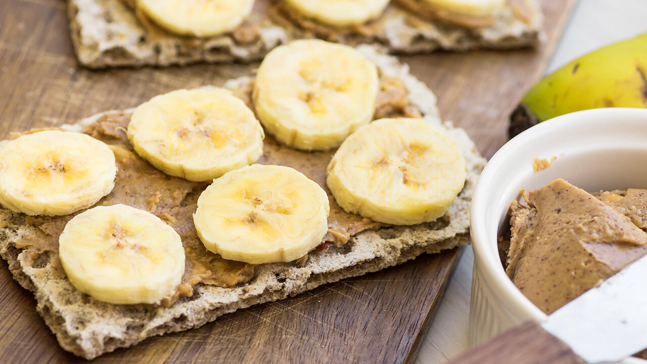 Knäckebrot passt sowohl zu süßen als auch pikanten Belägen. Knäckebrot passt sowohl zu süßen als auch pikanten Belägen.