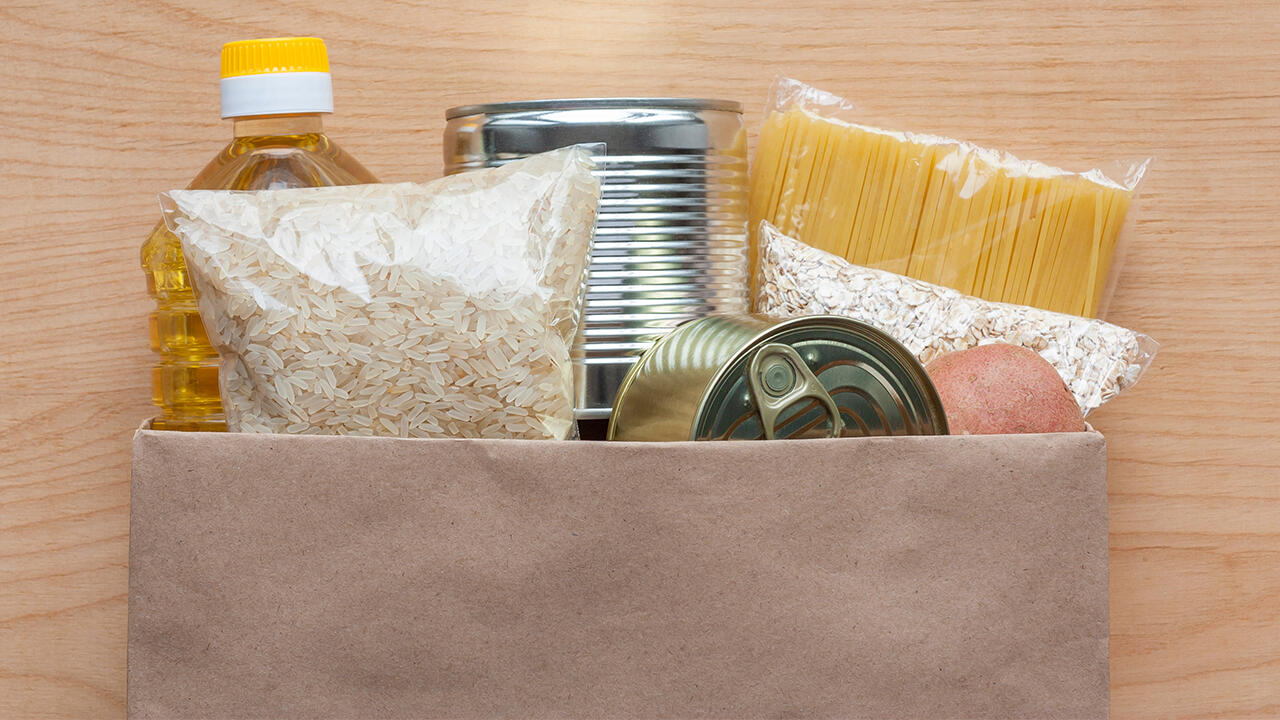 Erwischen kann es uns alle: Lebensmittelmotten lassen sich über gekaufte Ware einschleppen. Erwischen kann es uns alle: Lebensmittelmotten lassen sich über gekaufte Ware einschleppen.