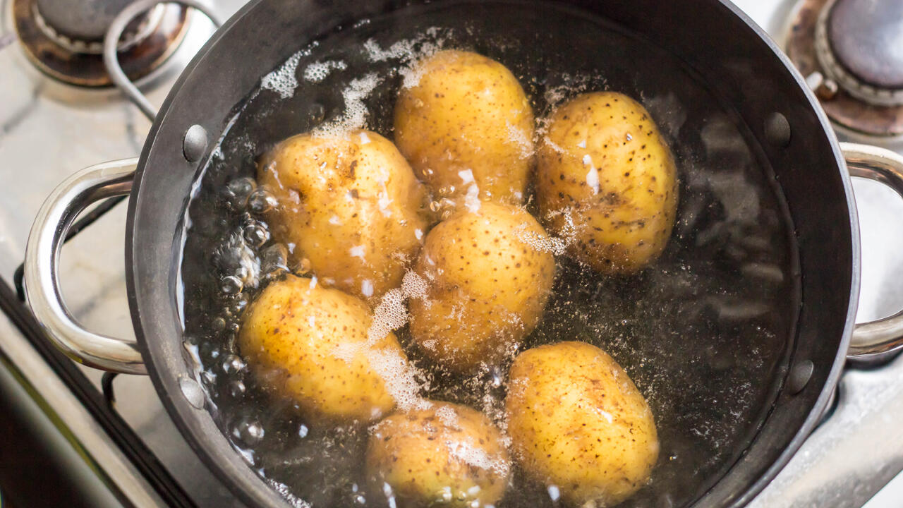 Bei festkochenden Kartoffeln platzt die Schale beim Kochen nicht auf.