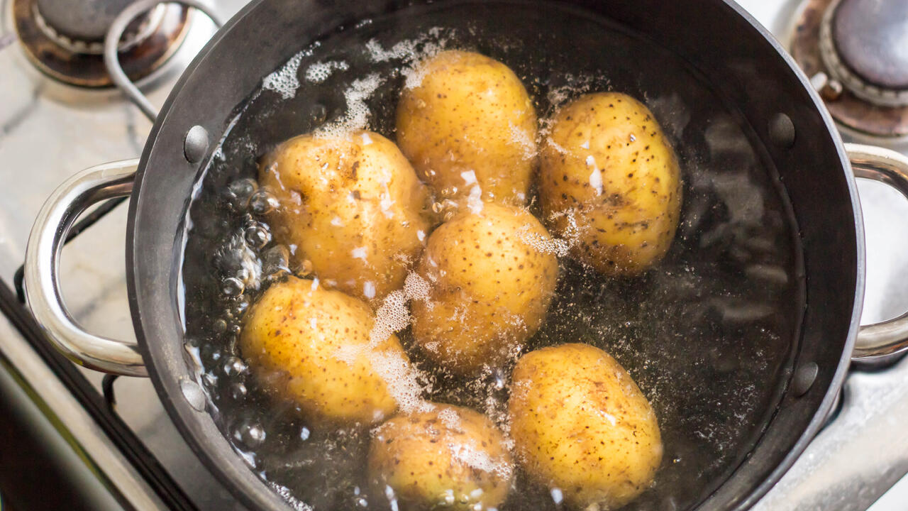 Bei festkochenden Kartoffeln platzt die Schale beim Kochen nicht auf. Bei festkochenden Kartoffeln platzt die Schale beim Kochen nicht auf.