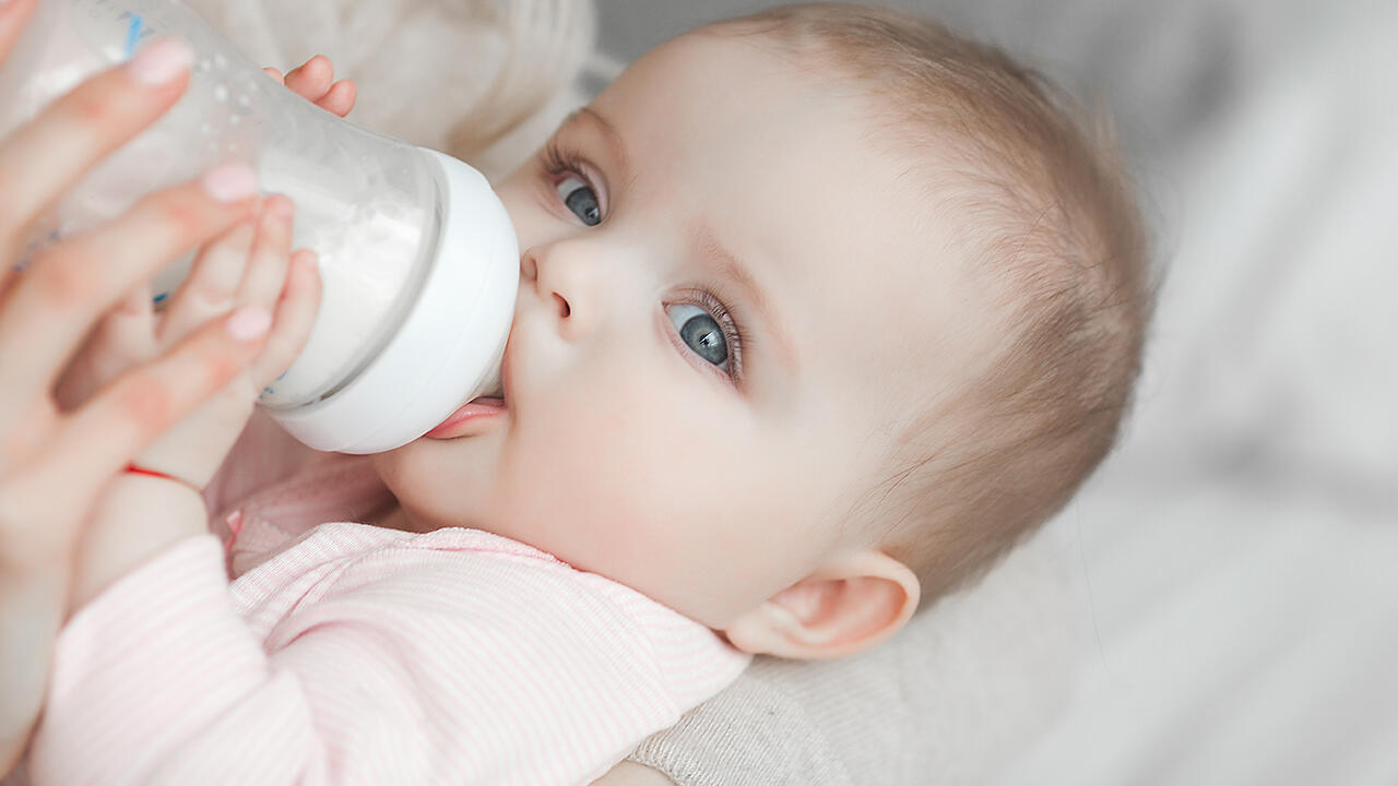 Bedenkliche Mineralölbestandteile haben nichts in Babynahrung wie Anfangsmilch zu suchen.